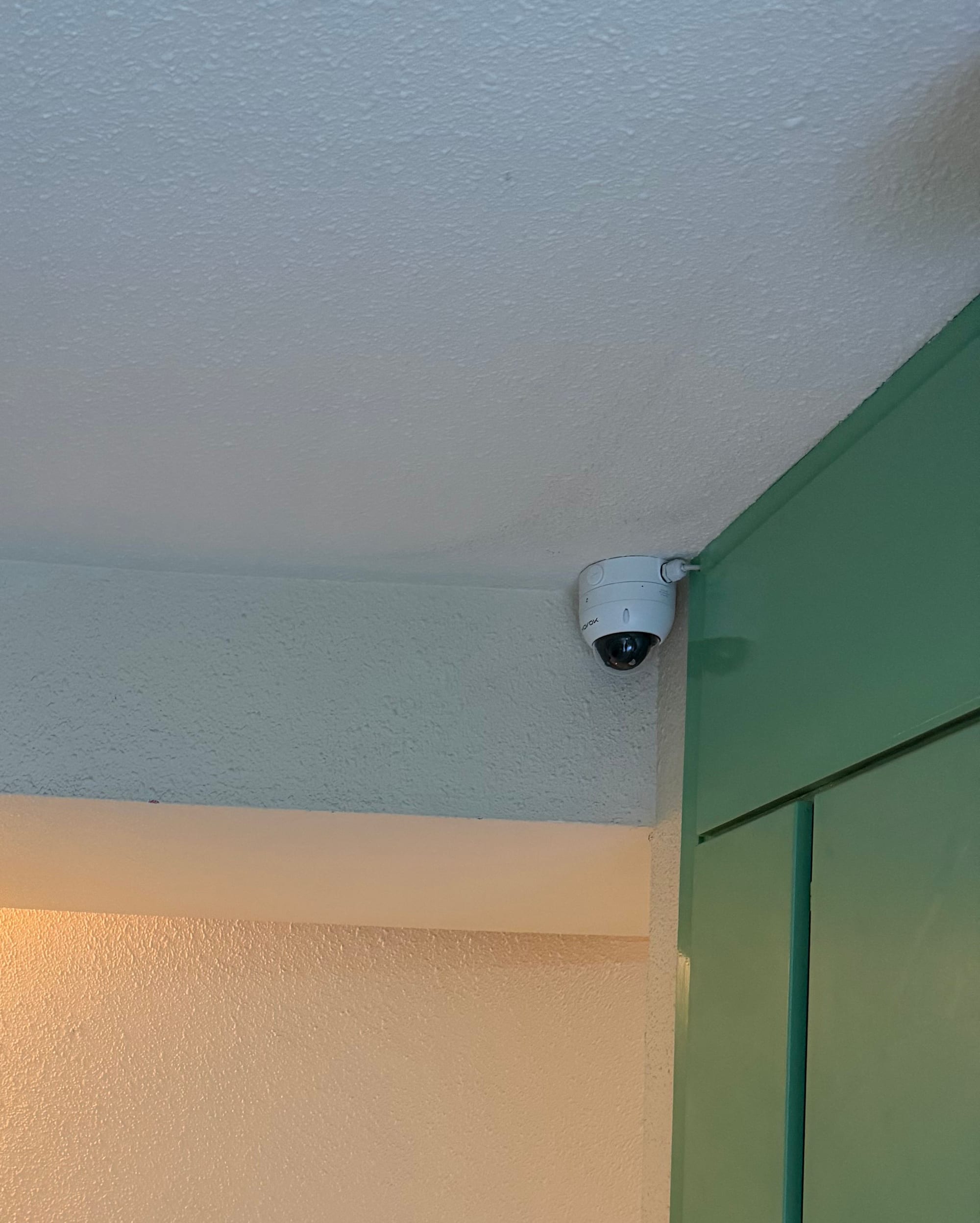 Caméra de vidéosurveillance en hall de copropriété